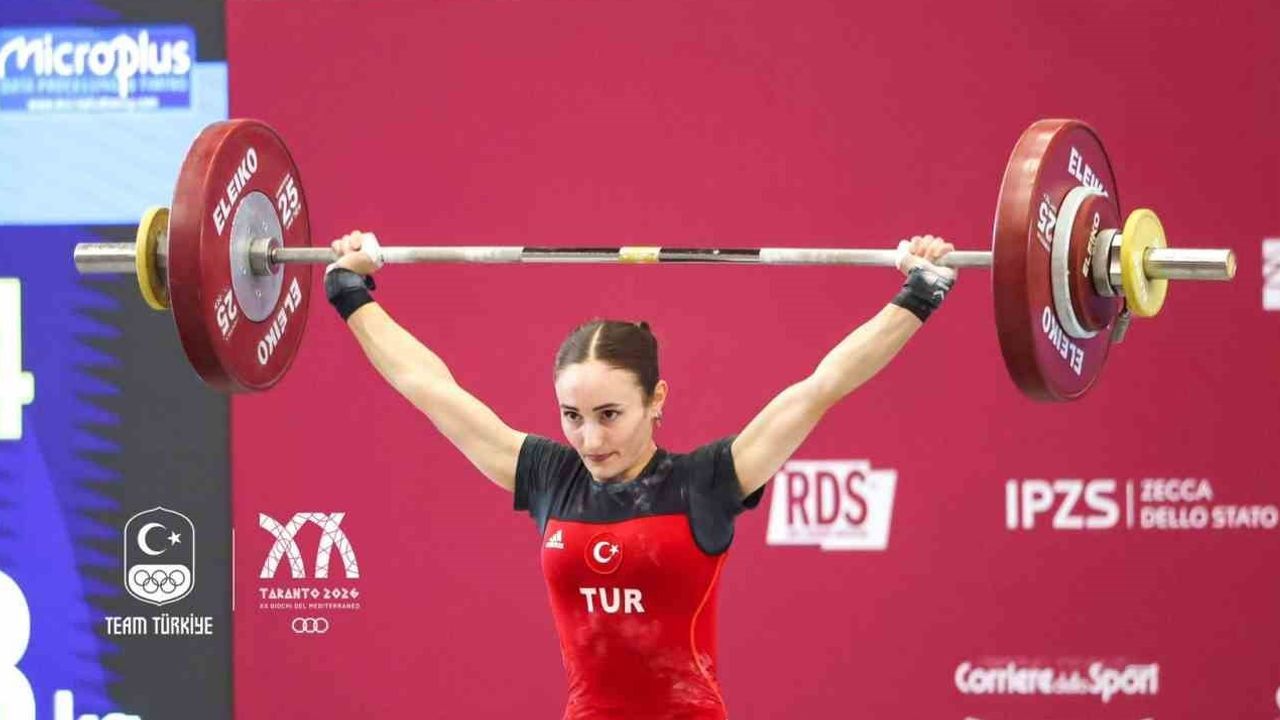 Cansel Özkan altını boynuna geçirdi
