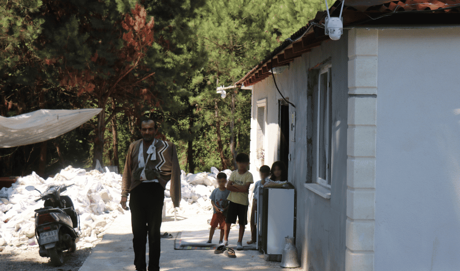 Mahallede 'Gulyabani' Nöbeti Evleri Taşlayıp Lazer Tutuyor (5)