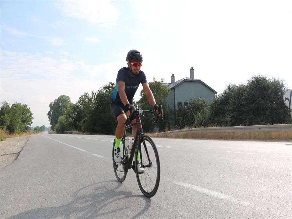 Hem pistte hem pedalda milli gurur: Türkiye’yi temsil ediyor
