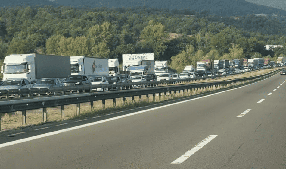 Anadolu Otoyolu’nda korkutan yoğunluk trafik kilitlendi