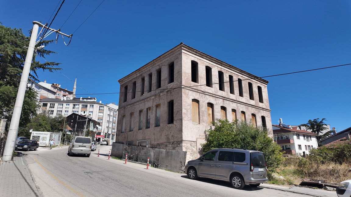 Atıl Durumdaki Taş Bina. J P G