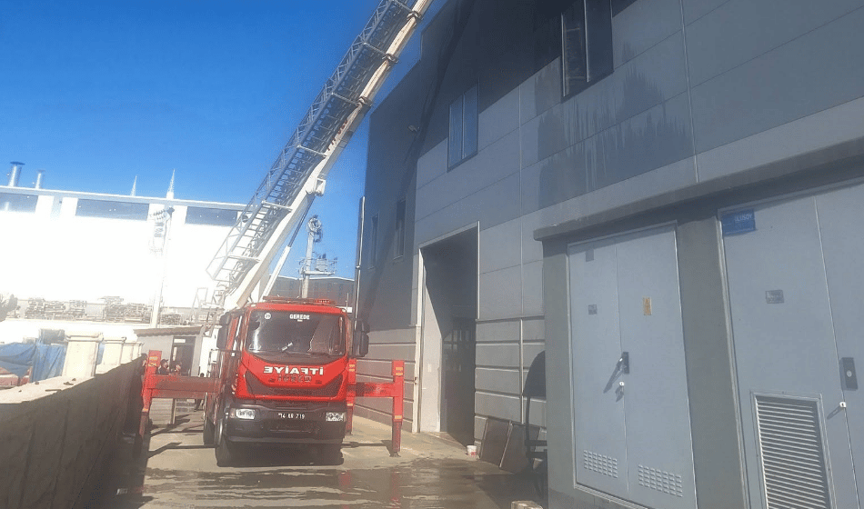 Deri fabrikasında baca yangını