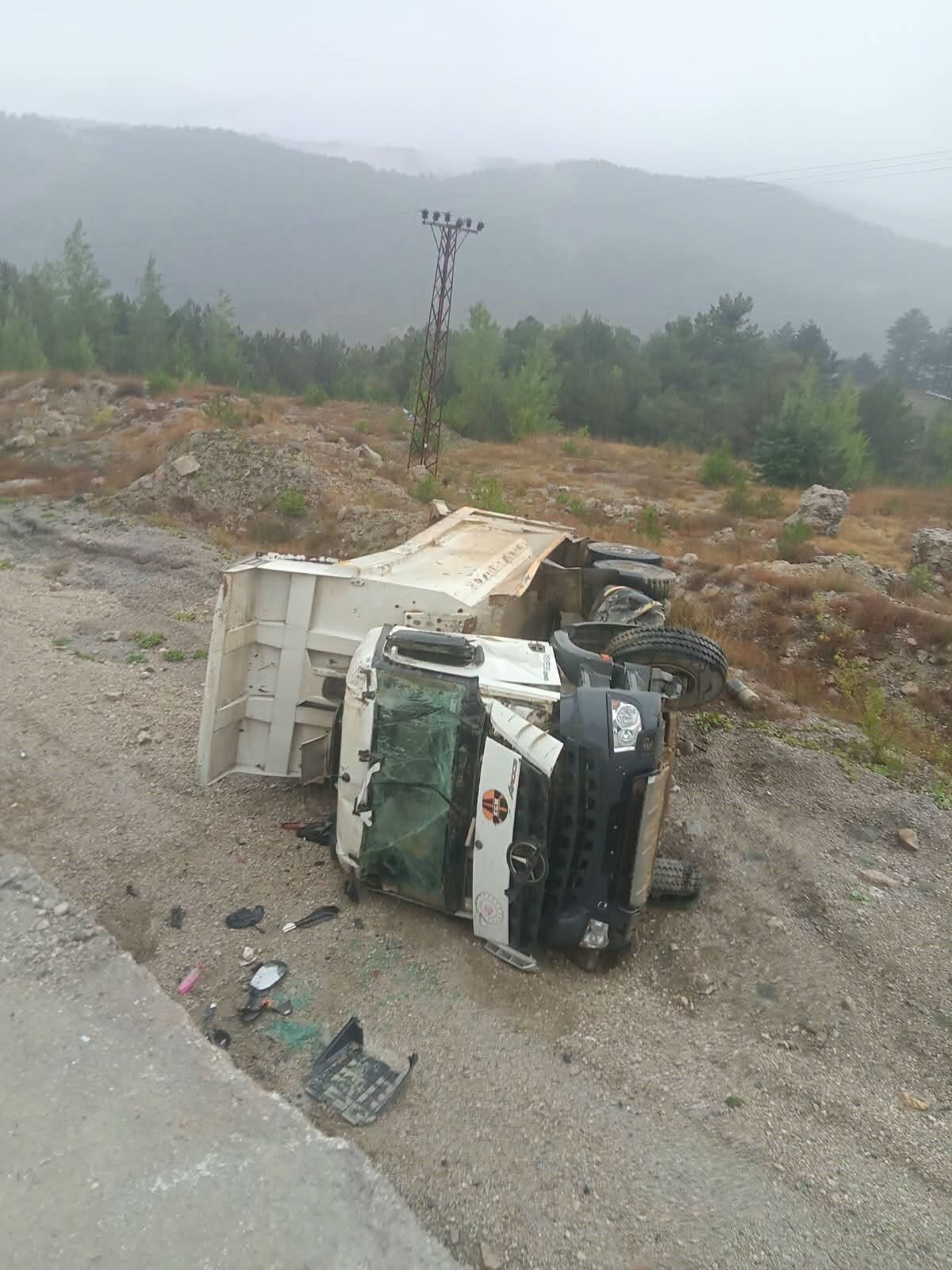 Bolu’da hafriyat kamyonu devrildi