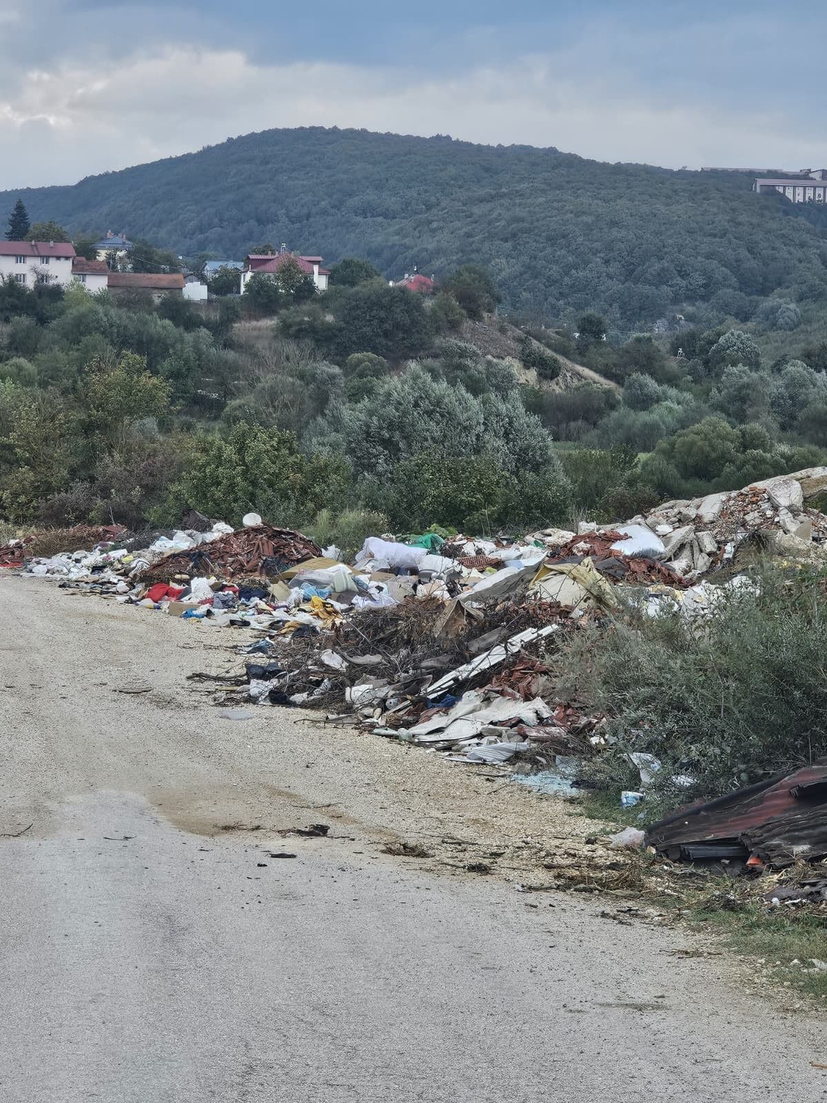 İki Köyü Birbirine Bağlayan Yol Çöplüğe Döndü1