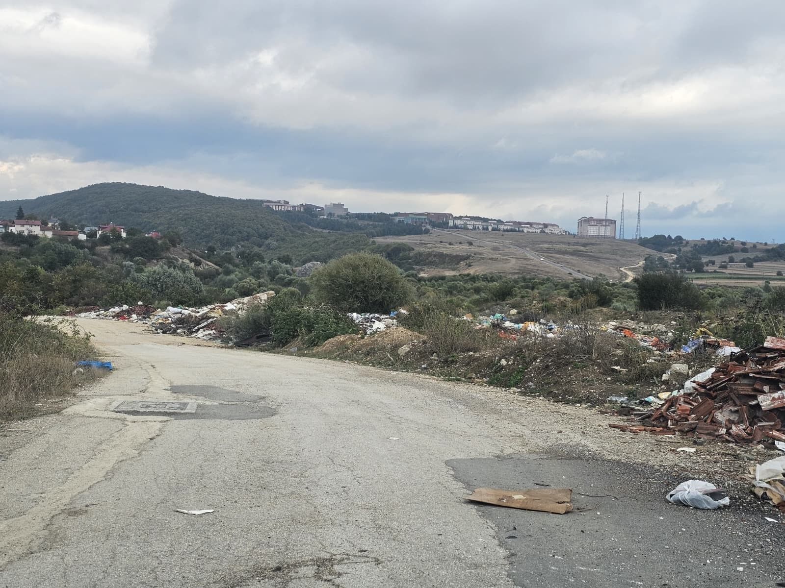 İki Köyü Birbirine Bağlayan Yol Çöplüğe Döndü2