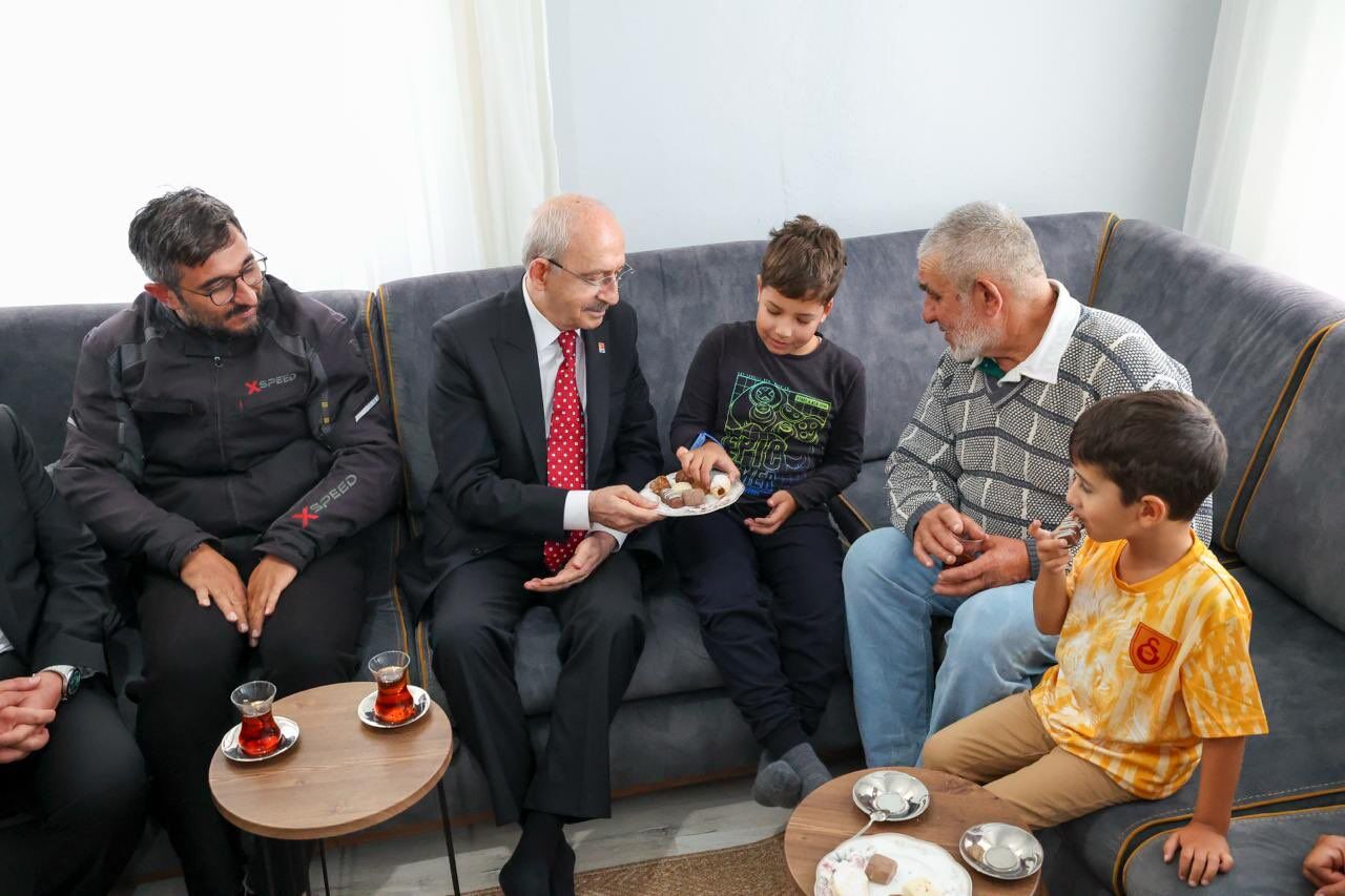Kemal Kılıçdaroğlu Bolu’da Bir Ailenin Evine Konuk Oldu2