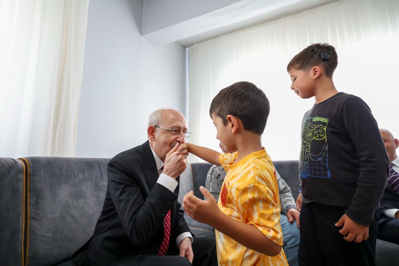 Kemal Kılıçdaroğlu Bolu’da Bir Ailenin Evine Konuk Oldu4