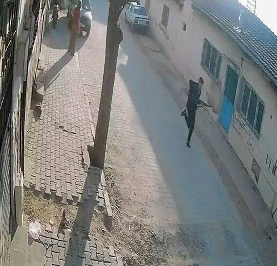 Okul Önünde Silahlı Saldırı Görüntüleri Ortaya Çıktı (2)