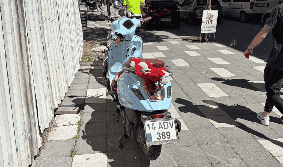 Otomobile Çarpmamak Için Manevra Yaptı, Taş Dubaya Çarpıp Savruldu (3)