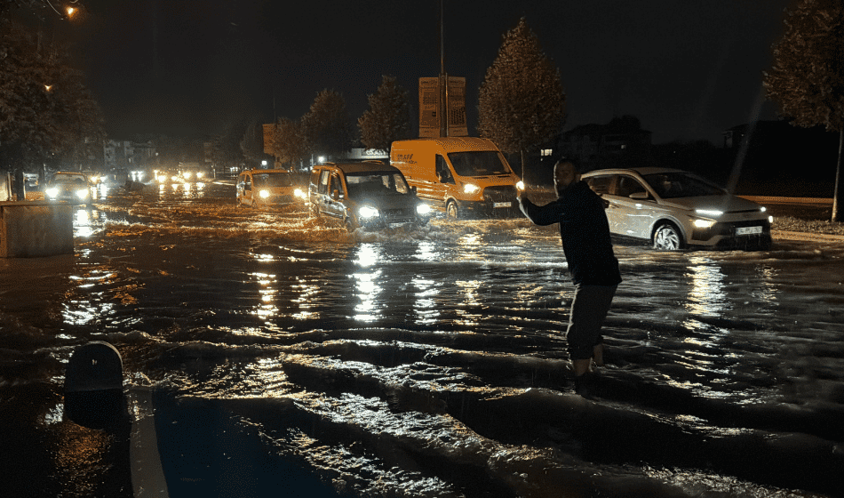 Sağanak Hayatı Felç Etti Otomobil Suya Gömüldü, Evleri Su Bastı (3)