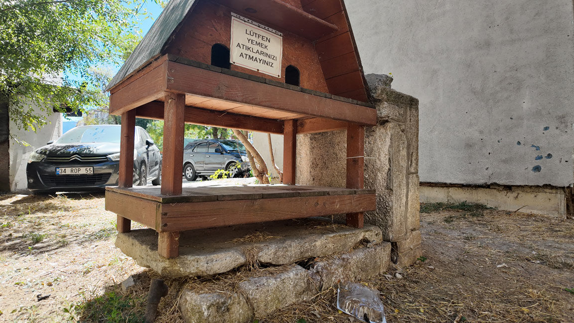 Üzerine Kulübe Koyulan Tarihi Mezar Ya Da Çeşme (2). J P G