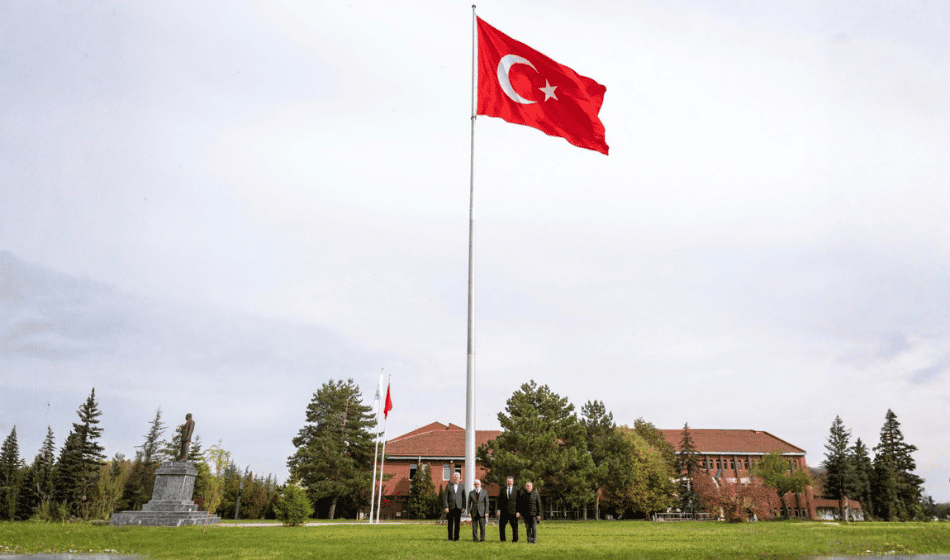 29 Ekim öncesi gururlandıran görüntü! Dev Türk bayrağı göndere çekildi