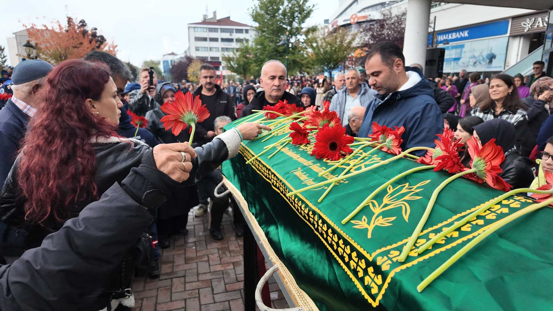 Bolu Belediyesinin sevilen personeli, gözyaşlarıyla uğurlandı