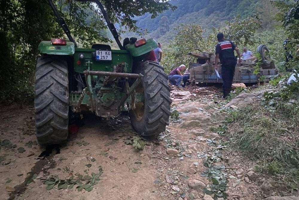 Düzce’de traktör römorku devrildi 11 yaralı
