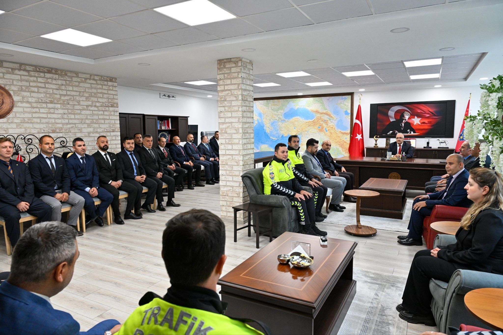 Emniyet Teşkilatında Başarılı Personele Anlamlı Jest!1