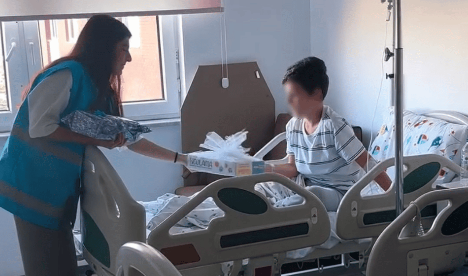 Minik hastaların yüzünü güldüren ziyaret