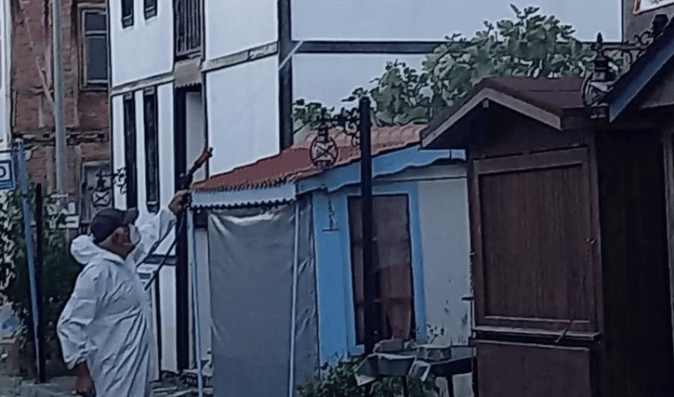 Muhtar tulumunu giydi ilaçlama yaptı