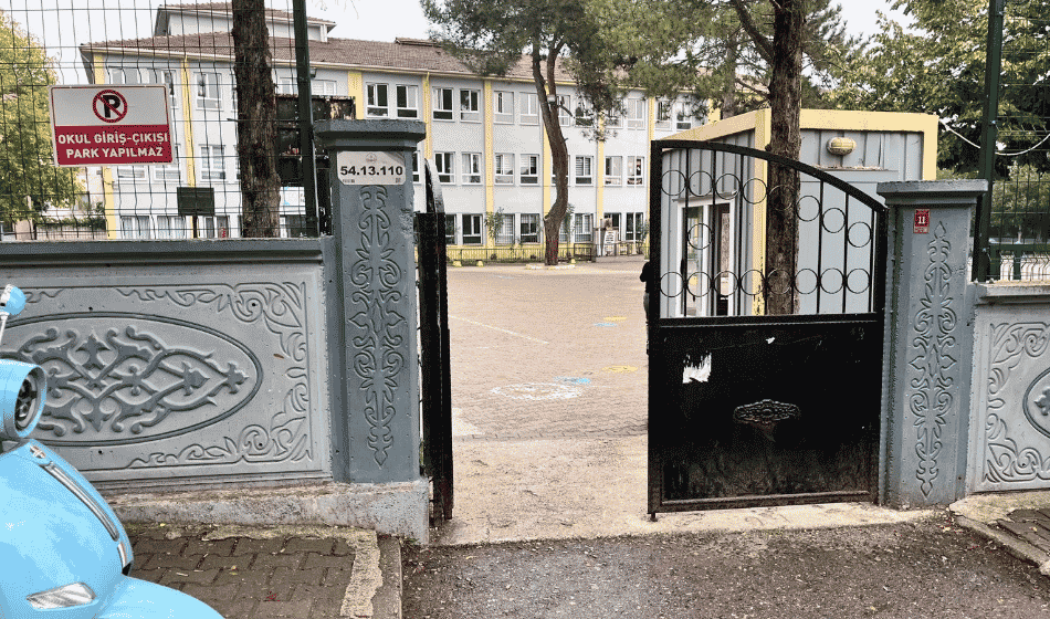 Öğrencilerin kavgasını ayıran hizmetli darbedildi, öğretmen baygınlık geçirdi
